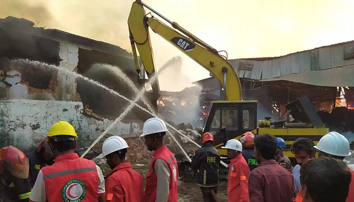 সীতাকুণ্ডে ২১ ঘণ্টা পর তুলার গুদামের আগুন নিয়ন্ত্রণে