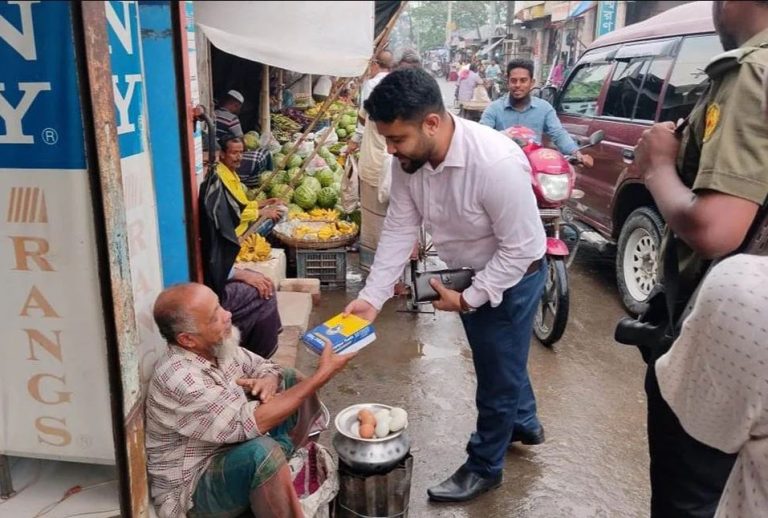 বৈরী আবহাওয়ায় ইফতার নিয়ে পথে পথে ছুটলেন ইউএনও