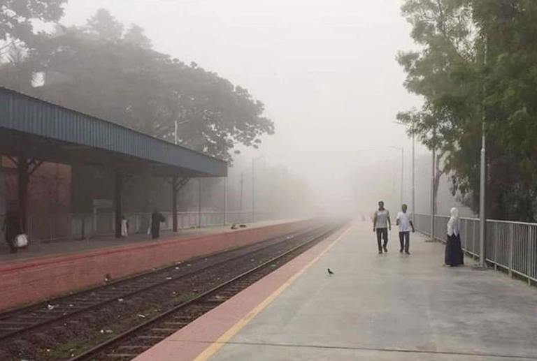 চুয়াডাঙ্গায় হঠাৎ আবহাওয়া পরিবর্তন, আকাশে ঘন কুয়াশা