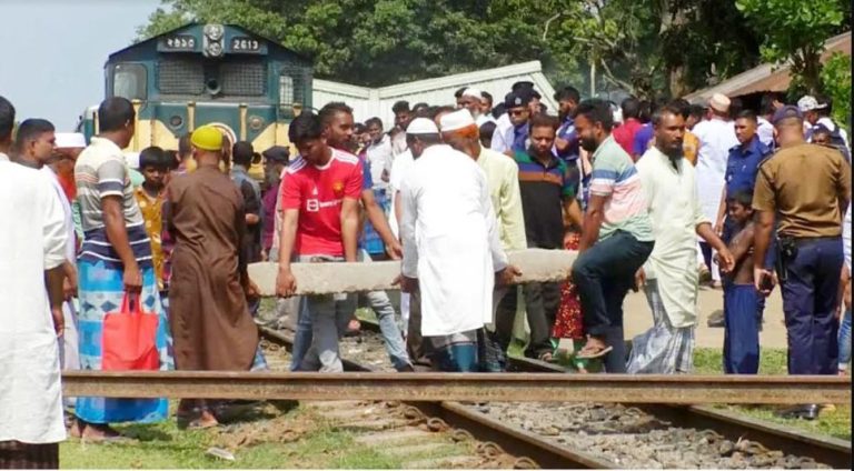 আন্তঃনগর ট্রেনের বিরতির দাবিতে ট্রেন অবরোধ করে বিক্ষোভ