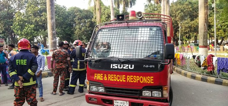 ঢামেক হাসপাতালে তৃতীয় তলায় আগুন, নিয়ন্ত্রণে আনসার-কর্মচারীরা