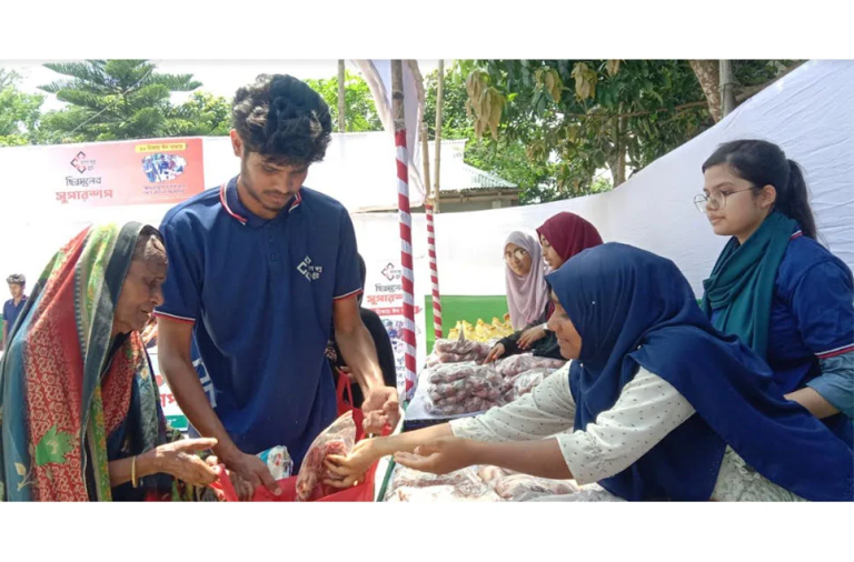 ১০ টাকায় ব্যাগভর্তি ঈদ বাজার