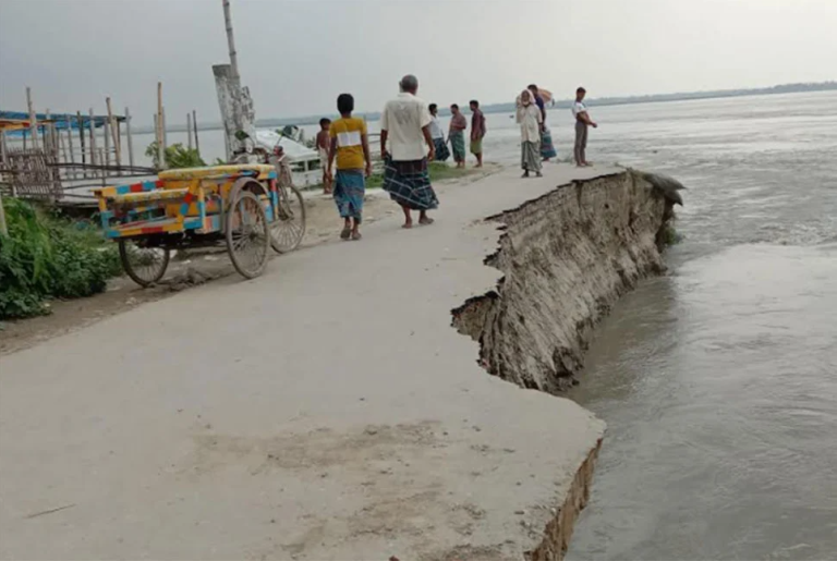 যমুনা নদীর পানি কমলেও বাড়ছে ভাঙন