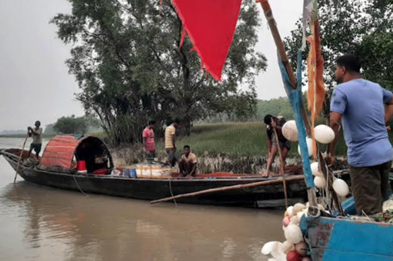 সুন্দরবনে ১৮ জেলে আটক