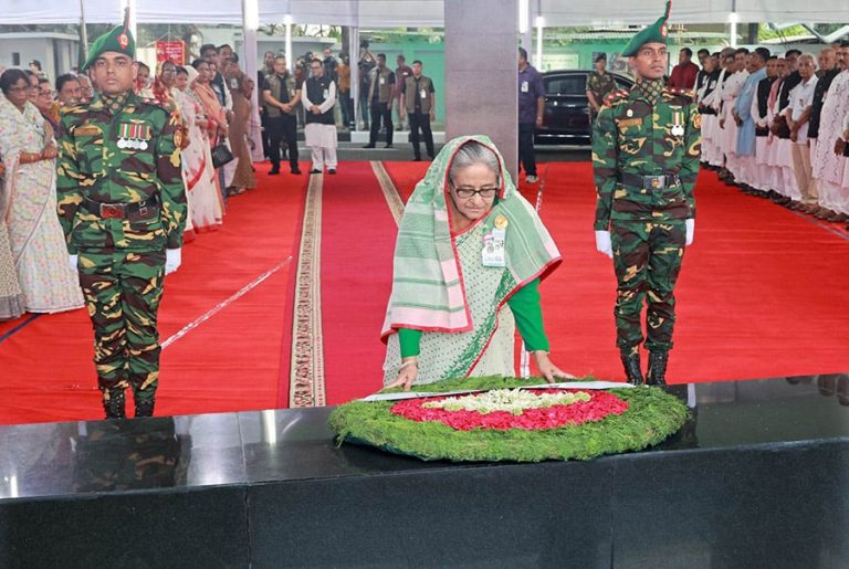 বঙ্গবন্ধুর প্রতিকৃতিতে প্রধানমন্ত্রীর শ্রদ্ধা