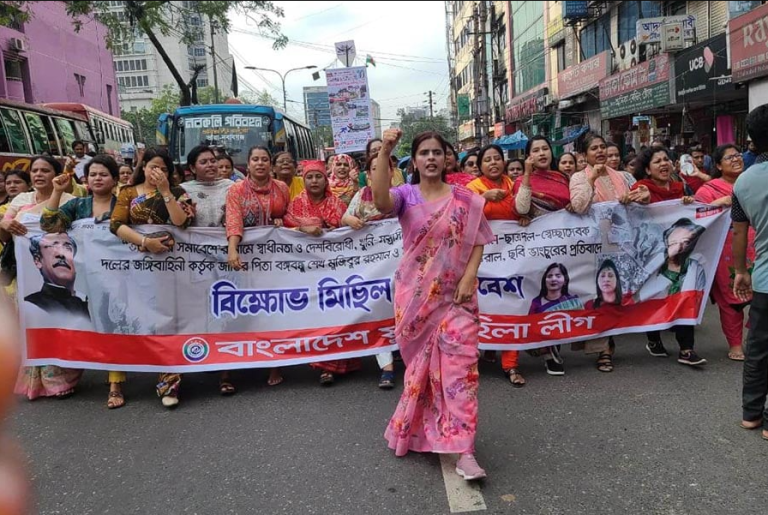 চট্টগ্রামে বঙ্গবন্ধু ও মুক্তিযুদ্ধের ম্যুরাল ভাঙচুরের প্রতিবাদে যুব মহিলা লীগের মিছিল