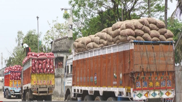 ভোমরা স্থলবন্দর দিয়ে ৯৯০ মেট্রিক টন পিয়াজ এলো দেশে