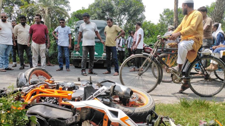 পাবনা জেলার ভাঙ্গুড়ায় উপজেলায় মোটরসাইকেল ও সিএনজি মুখোমুখি সংঘর্ষে আহত ৪