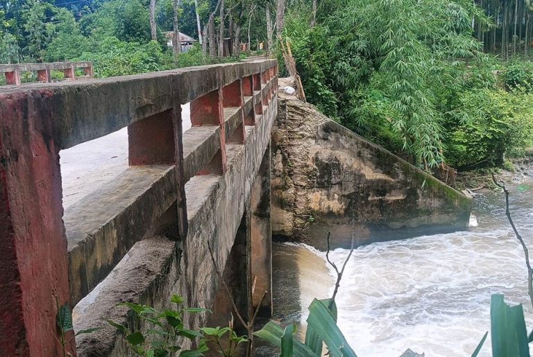 হেলে পড়েছে ব্রিজ, চলাচলে ঝুঁকি