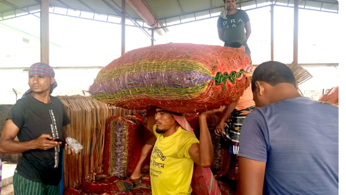 অবশেষে হিলি দিয়ে এলো কাঁচা মরিচ