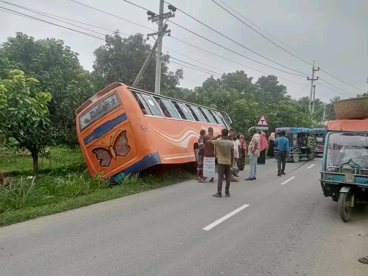 পুঠিয়ায় নিয়ন্ত্রণ হারিয়ে যাত্রীবাহী বাস খাতে, আহত ১২