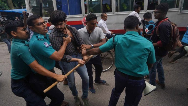 শাহবাগে পরীক্ষার্থী-পুলিশ উত্তেজনা, কয়েকজন আটক