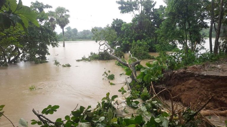 ফেনীতে টানা বর্ষণে বাঁধ ভেঙে পাঁচ গ্রাম প্লাবিত