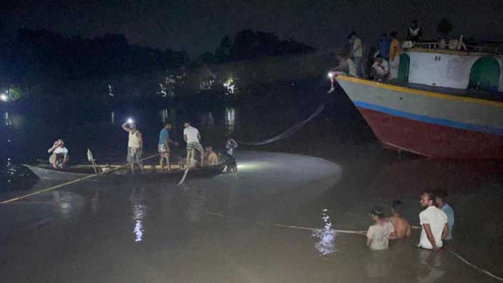 মুন্সিগঞ্জে ট্রলারডুবি: এখনো পাঁচজনের সন্ধান পাওয়া যায়নি, উদ্ধার অভিযান চলছে