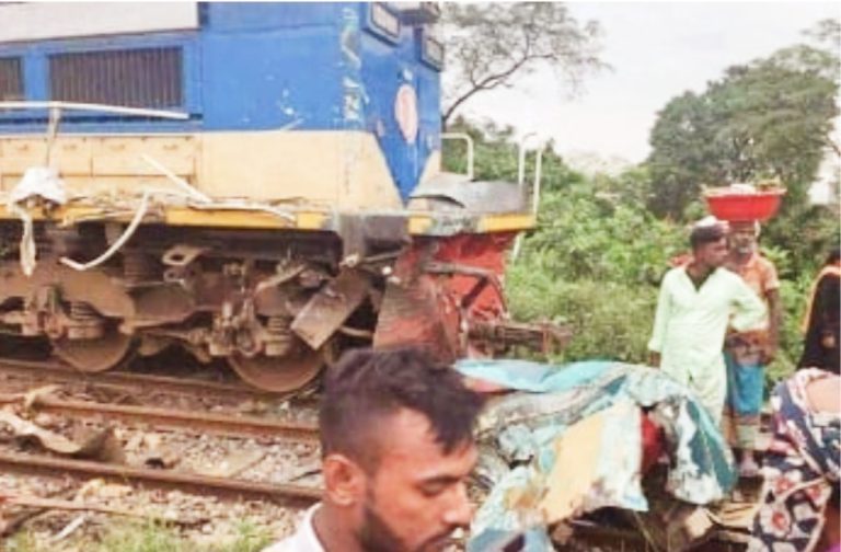 ঢাকা থেকে ভৈরব যাচ্ছে উদ্ধারকারী রিলিফ ট্রেন