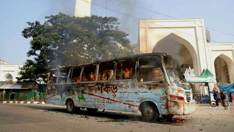 বরিশালে দাঁড়িয়ে থাকা একটি বাসে আগুন দিয়েছে দুর্বৃত্তরা