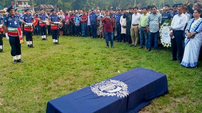 রাষ্ট্রীয় মর্যাদায় পুলিশ সদস্য পারভেজের দাফন সম্পন্ন