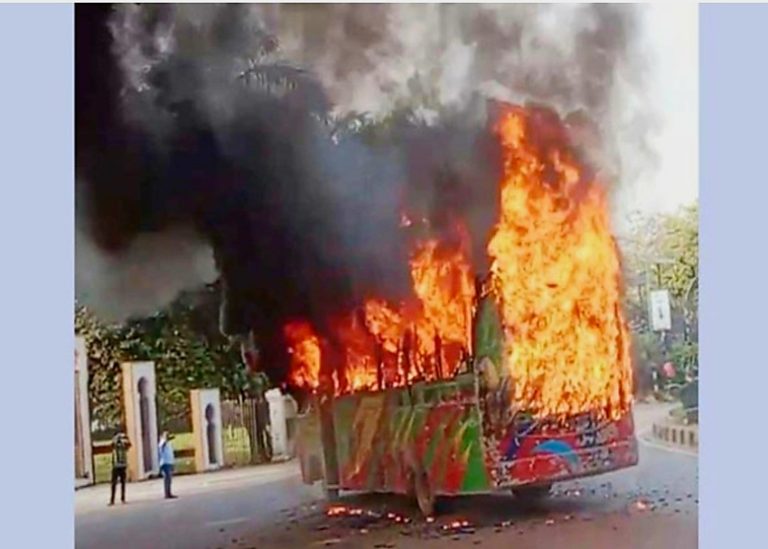 হাইকোর্টের সামনে বাসে আগুন