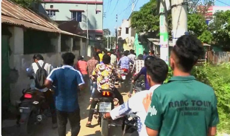 ছাত্রলীগের ধাওয়ায় ধানক্ষেত দিয়ে পালাল অবরোধকারীরা