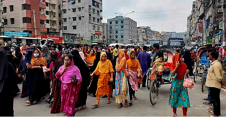 বেতন বৃদ্ধির দাবিতে গাজীপুরে শ্রমিকদের বিক্ষোভ