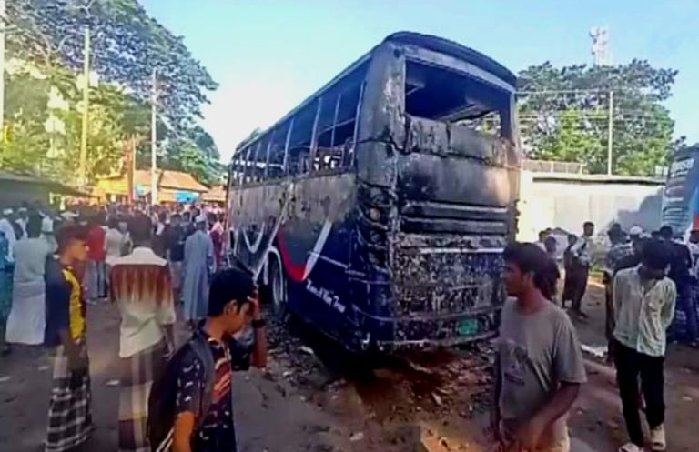 রাজধানীর মিরপুরে প্রজাপতি পরিবহনের একটি বাসে আগুন দিয়েছে দুর্বৃত্তরা