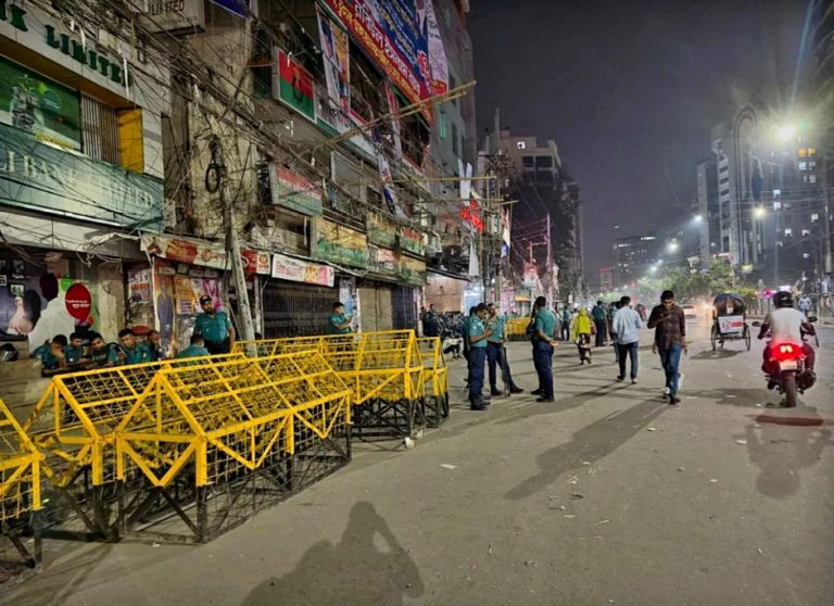 নয়াপল্টন এলাকায় নিরাপত্তা বাড়িয়েছে আইন শৃঙ্খলা বাহিনী