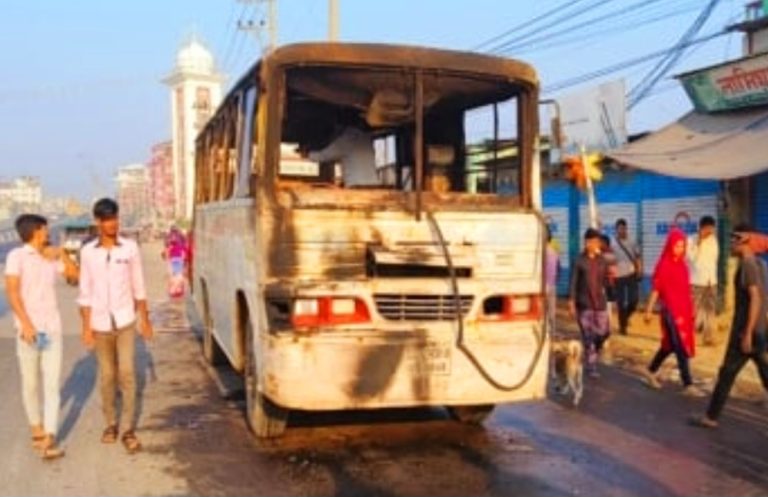 গাজীপুরের কালিয়াকৈর উপজেলার সুফিপুর এলাকায় কেপি পরিবহনে আগুন দিয়েছে দুর্বৃত্তরা