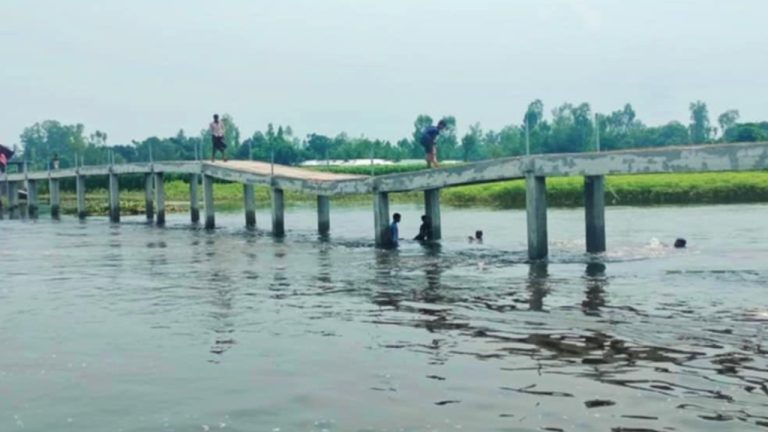 নির্মাণকাজ শেষ হওয়ার আগেই দেবে গেল সেতুর চার পিলার