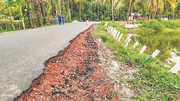 হস্তান্তরের আগেই ‘জলে’ ৭ কোটি টাকার সড়ক