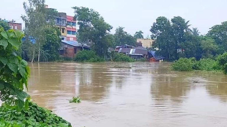 মুহুরী নদীর পানি বিপৎসীমার ওপরে, বাঁধ ভেঙে ডুবছে জনপদ