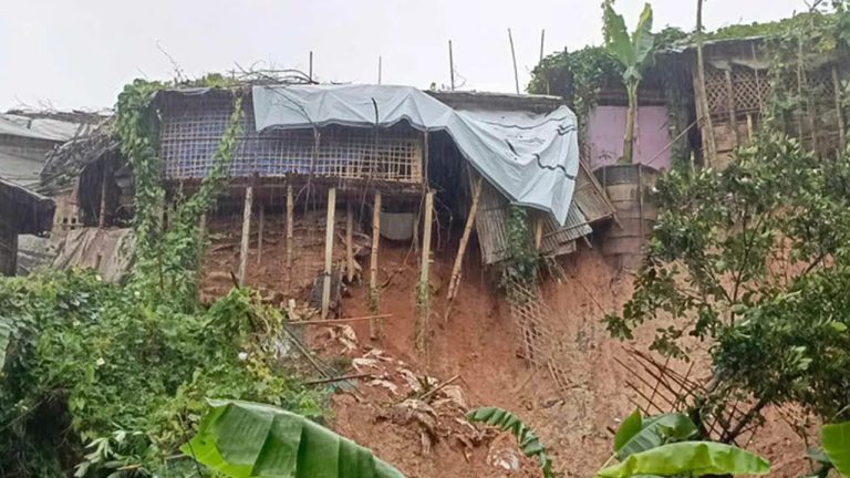 রোহিঙ্গা ক্যাম্পে পাহাড় ধসে ২ জনের মৃত্যু 