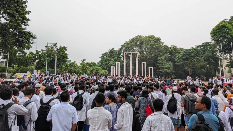 তিন দফা দাবিতে শহীদ মিনারে জড়ো হচ্ছেন চিকিৎসকরা